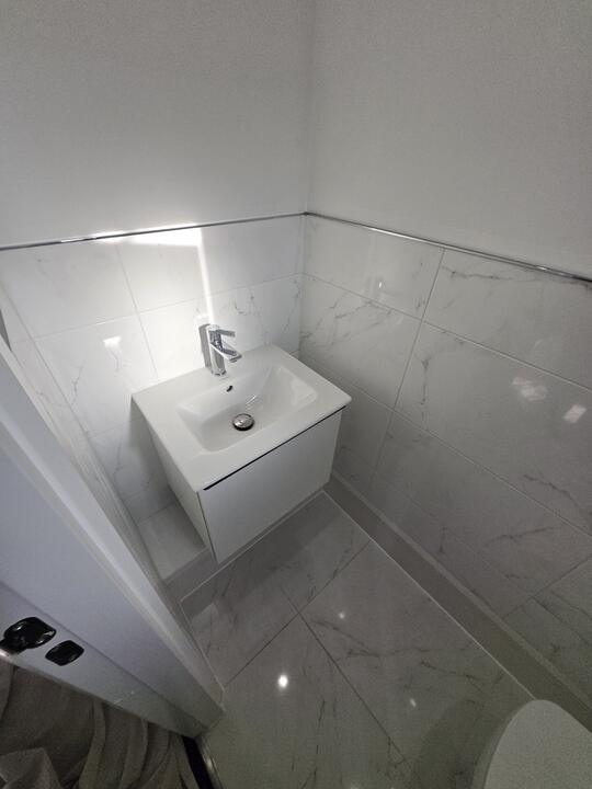 Bathrooms by Romenzo Construction