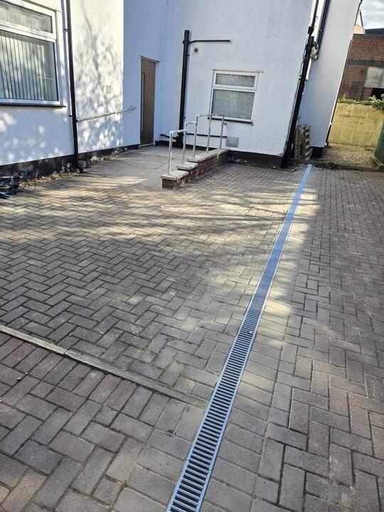Outdoor work and garden rooms by Romenzo Construction