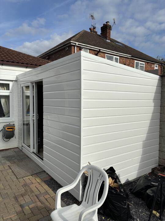 Outdoor work and garden rooms by Romenzo Construction